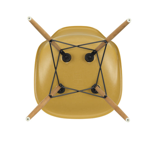 Cadeira Eames em Fibra de Vidro DSW / Base Freixo